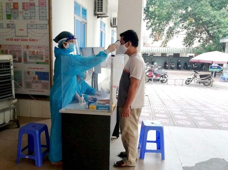 Kiểm tra  thân nhiệt người ra vào Bệnh viện đa khoa Hòa Bình.