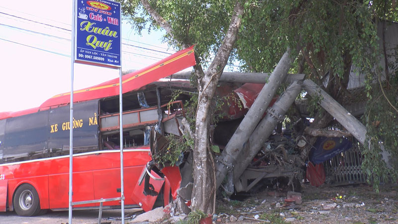 Xe khách 50 chỗ tông trực diện vào cây xanh và hai trụ điện bên đường. (Ảnh: Phúc Hiền)