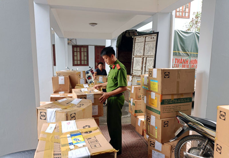 Thực phẩm chức năng giả bị cơ quan chức năng thu giữ.