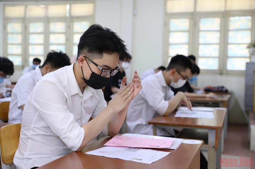 Học sinh theo học hệ song bằng đang rất hoang mang ngay trước thềm kỳ thi chuyển cấp. (Ảnh: SƠN BÁCH)