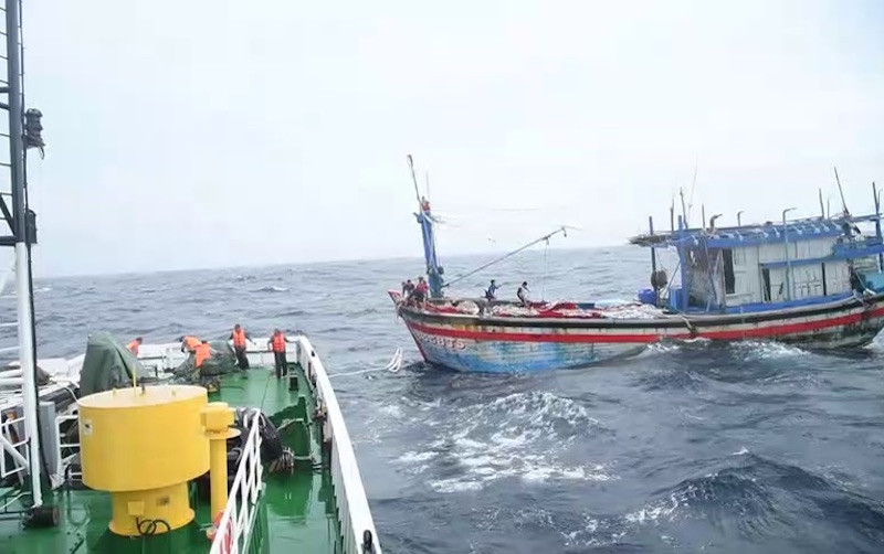 Tàu cá BĐ 98658 TS đang được lai dắt vào bờ