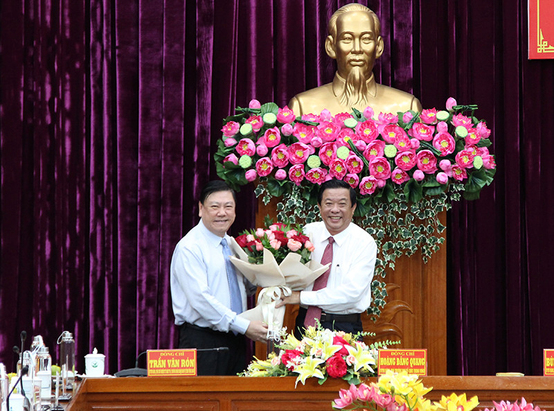 Phó Chủ nhiệm thường trực Ủy ban Kiểm tra Trung ương Trần Văn Rón tặng hoa chúc mừng tân Bí thư Tỉnh ủy Vĩnh Long Bùi Văn Nghiêm. 