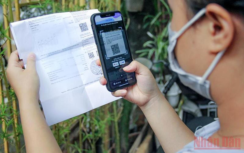 Khách hàng tự thanh toán tiền điện bằng quét mã QR trên hóa đơn điện tử.