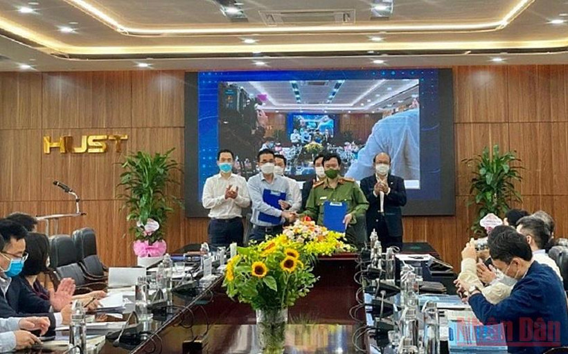 Lễ ký kết biên bản ghi nhớ thúc đẩy hợp tác, chuyển giao kết quả nghiên cứu đã được thực hiện giữa các đơn vị. (Ảnh: TUẤN ANH)