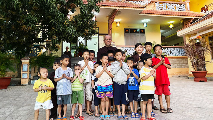 Bầy trẻ quây quần bên Đại đức Thích Thanh Quang.