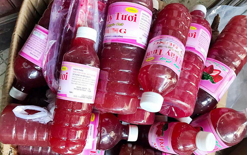 Lực lượng chức năng phát hiện nhiều loại thực phẩm không rõ nguồn gốc tại hiện trường.