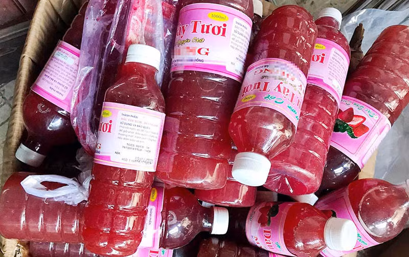 Lực lượng chức năng phát hiện nhiều loại thực phẩm không rõ nguồn gốc tại hiện trường.