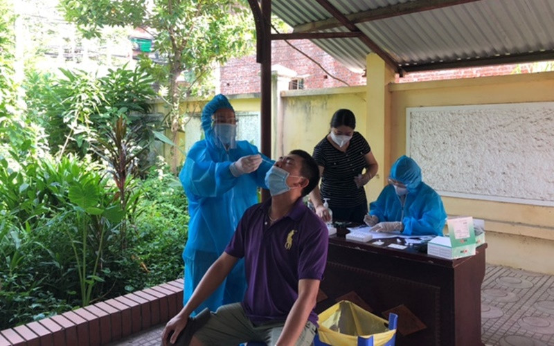 Các nhân viên y tế đang lấy mẫu test nhanh.