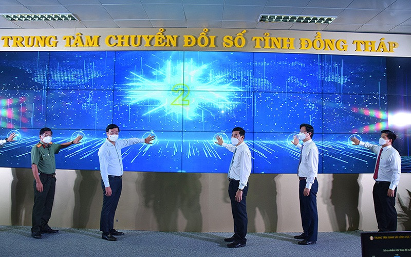 Bí thư Tỉnh ủy Đồng Tháp Lê Quốc Phong, Chủ tịch UBND tỉnh Phạm Thiện Nghĩa thực hiện nghi thức khai trương Trung tâm Chuyển đổi số.