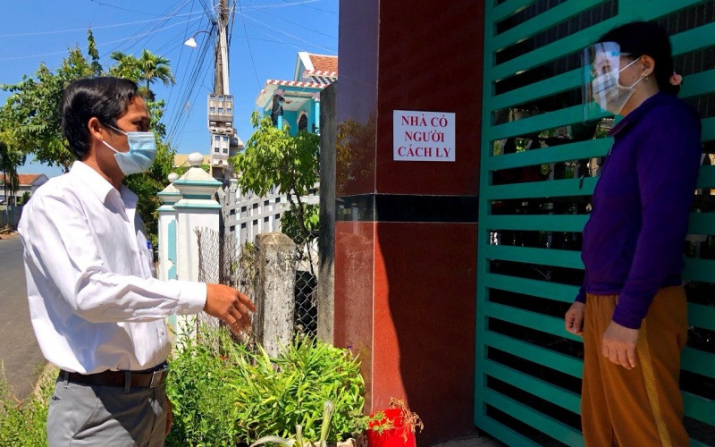 Thành viên Tổ Covid cộng đồng ở huyện Mộ Đức (Quảng Ngãi) nhắc nhở gia đình có người cách ly tại nhà thực hiện nghiêm quy định phòng, chống dịch. 