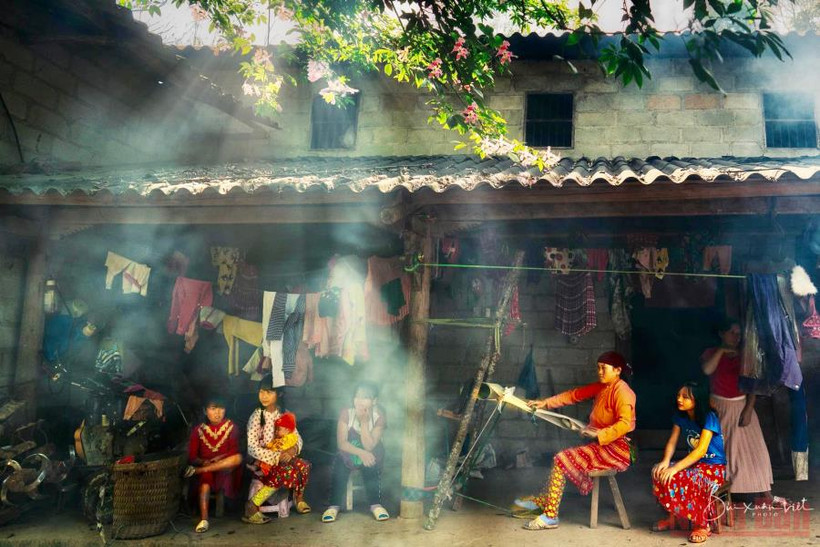 Phụ nữ và trẻ em tại xã Lũng Cú, huyện Đồng Văn, tỉnh Hà Giang. (Ảnh: Bùi Xuân Việt)