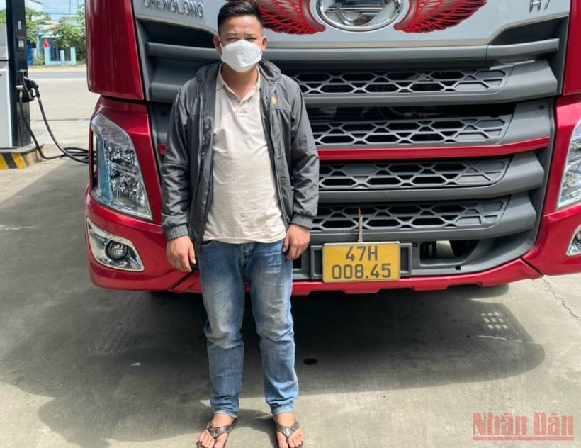 Bàn giao lái xe và phương tiện cho Công an huyện Ngọc Hồi.