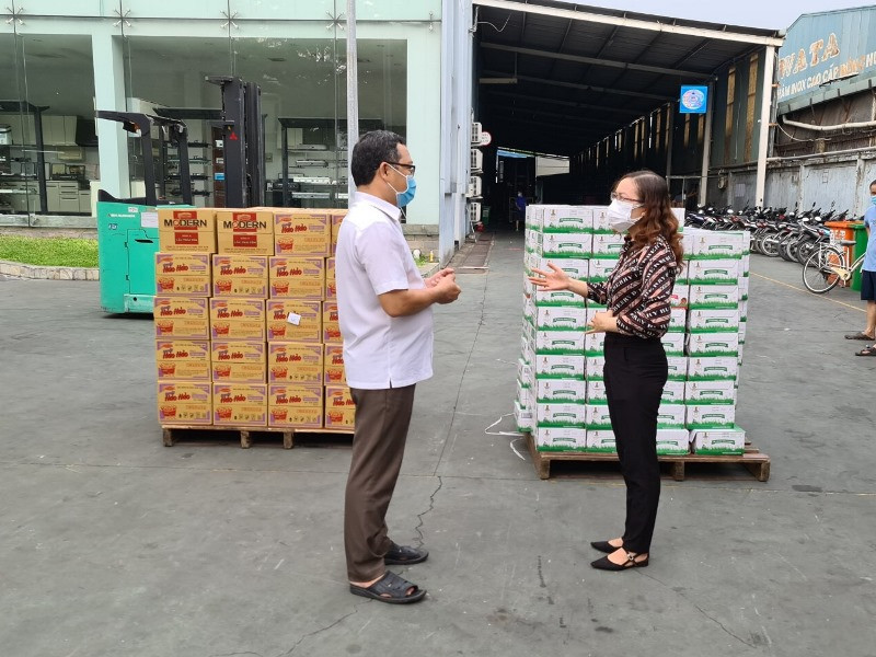 Hàng hóa thiết yếu được Công đoàn các khu chế xuất - công nghiệp TP Hồ Chí Minh chuyển cho hơn 700 công nhân CTCP thiết bị nhà bếp Vina đang bị cách ly. 