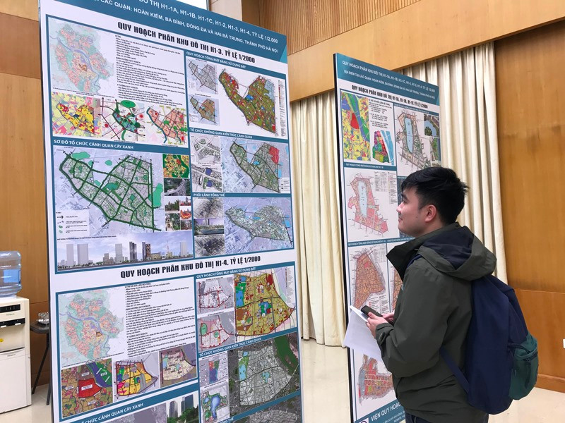 Người dân tìm hiểu các quy hoạch phân khu đô thị.