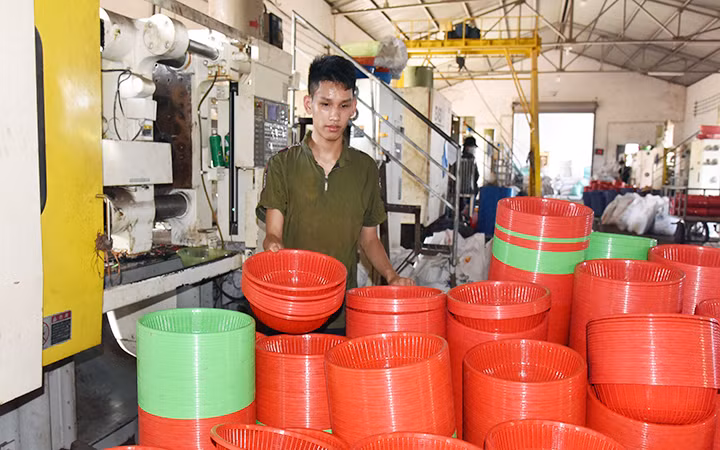 Sản phẩm đồ nhựa gia dụng của Công ty cổ phần Đỗ Gia, Cụm Công nghiệp An Xá (TP Nam Định). Ảnh: QUANG ANH