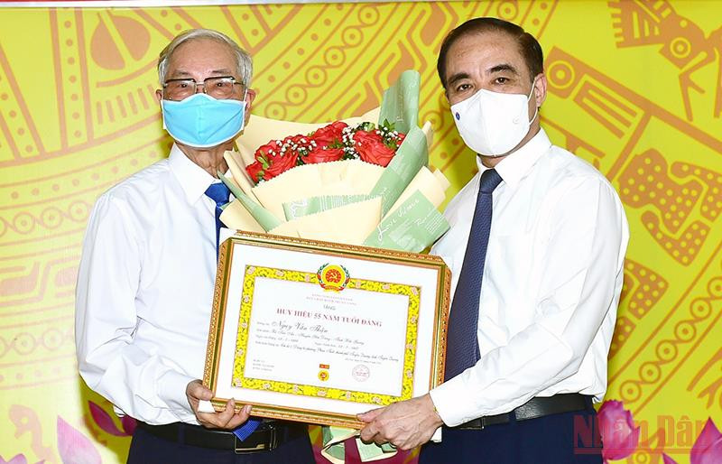 Đồng chí Chẩu Văn Lâm, Bí thư Tỉnh ủy Tuyên Quang (bên phải ảnh) trao tặng Huy hiệu 55 tuổi Đảng cho đồng chí Ngụy Văn Thận, nguyên Phó Bí thư Thường trực Tỉnh ủy Tuyên Quang.