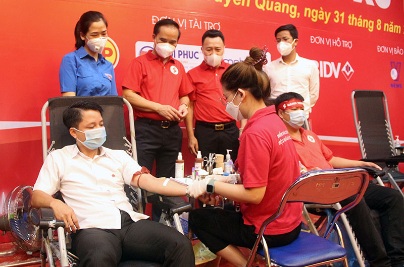Cán bộ, công chức tỉnh Tuyên Quang tham gia hiến máu tình nguyện.