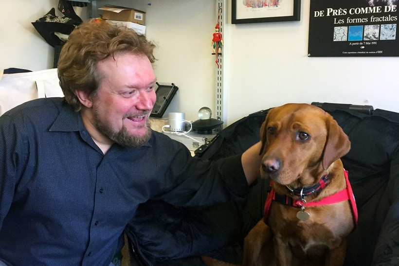 Tiến sĩ Andreas Mershin, Đại học MIT, thành viên của nhóm nghiên cứu phát triển mũi điện tử.