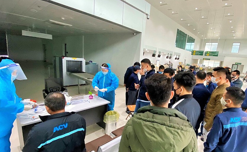 Toàn bộ cán bộ, nhân viên Cảng hàng không quốc tế Vinh được lấy mẫu xét nghiệm Covid-19 và tất cả đều âm tính. (Ảnh: THU HUYỀN)