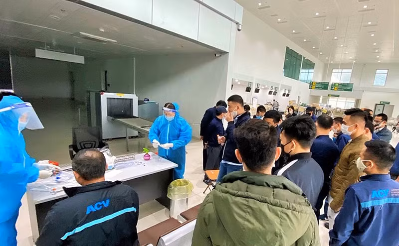 Toàn bộ cán bộ, nhân viên Cảng hàng không quốc tế Vinh được lấy mẫu xét nghiệm Covid-19 và tất cả đều âm tính. (Ảnh: THU HUYỀN)