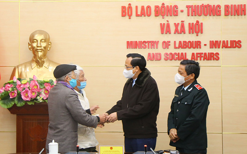 Bộ trưởng Lao động-Thương binh và Xã hội Đào Ngọc Dung lắng nghe kiến nghị của công dân. (Ảnh: Molisa).