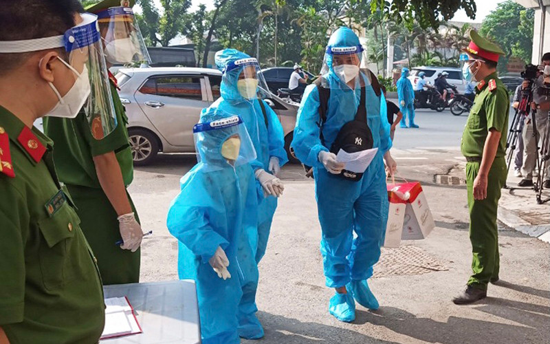 Người dân quận Thanh Xuân (Hà Nội) trở về nhà sau thời gian cách ly tập trung.