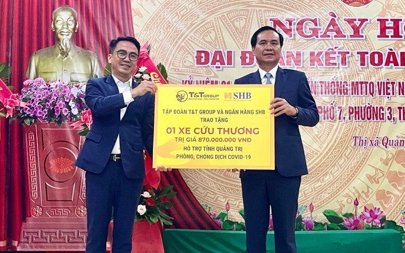 Đại diện Tập đoàn T&T Group trao tặng 1 xe cứu thương hỗ trợ tỉnh Quảng Trị phòng, chống dịch Covid-19.