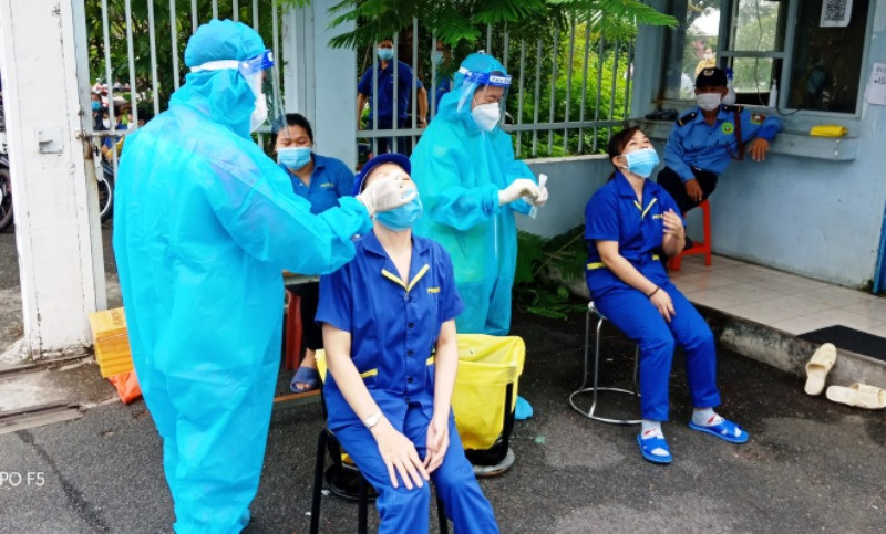 Một doanh nghiệp tổ chức test nhanh cho công nhân làm việc trong khu chế xuất Tân Thuận, quận 7.