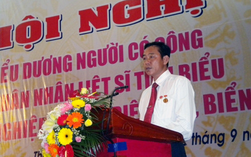 Anh Dũng phát biểu tại Hội nghị biểu dương người có công và thân nhân liệt sĩ tiêu biểu trong sự nghiệp bảo vệ biên giới, hải đảo năm 2013.