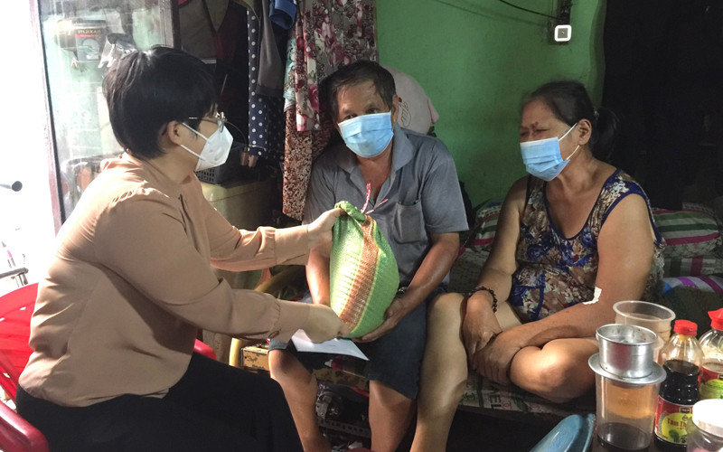 Quận 5 (TP Hồ Chí Minh) trao tiền hỗ trợ cho người lao động tự do trong tháng 7/2021.