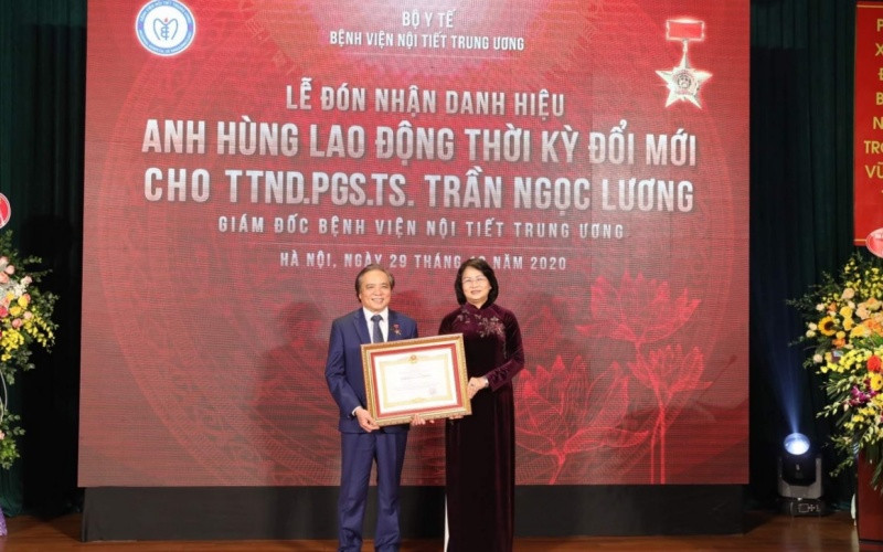 Cha đẻ kỹ thuật mổ nội soi “Dr Lương” nhận danh hiệu Anh hùng Lao động.