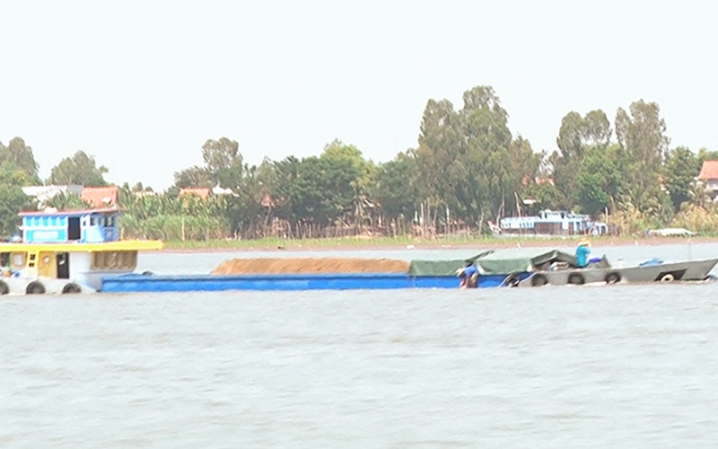 Xà lan chở cát trên sông Tiền.