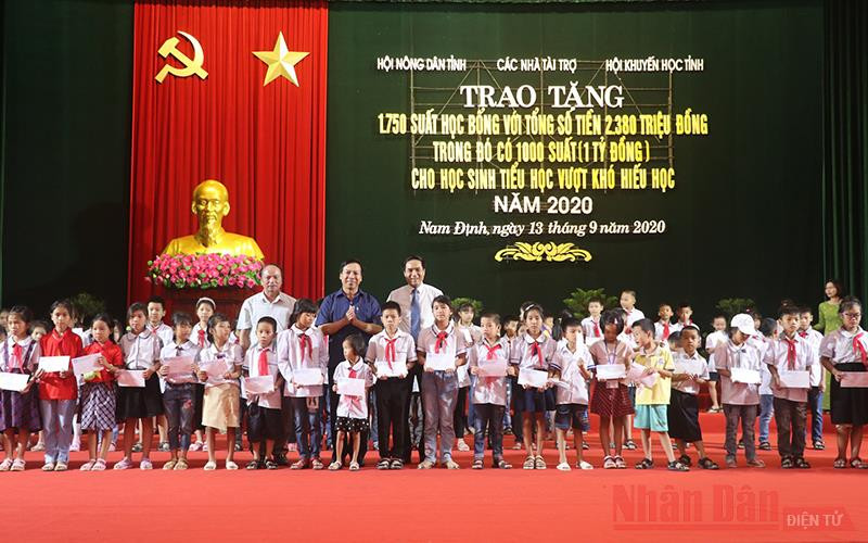 Đồng chí Trần Văn Chung, Phó Bí thư thường trực Tỉnh ủy cùng đại diện Hội Khuyến học, Hội Nông dân tỉnh Nam Định trao học bổng cho các em học sinh nghèo hiếu học.