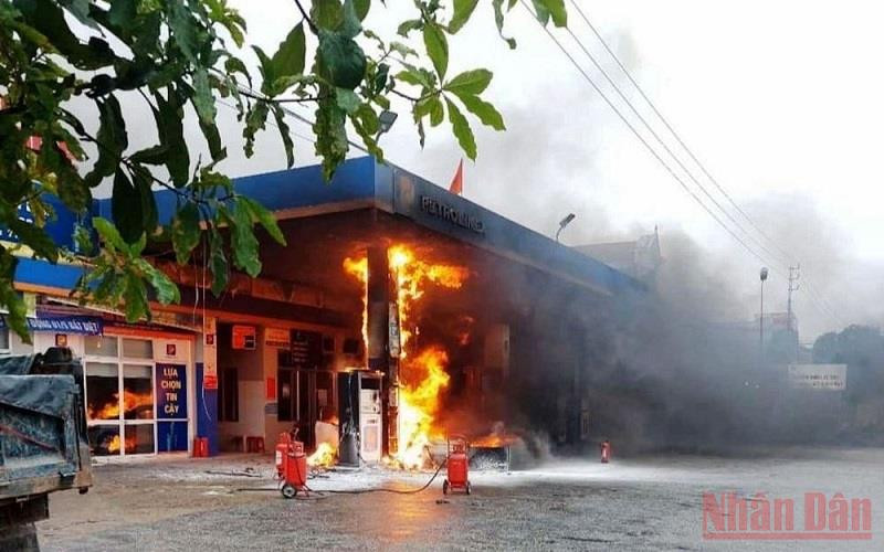 Tại hiện trường nơi xảy ra vụ cháy. (Ảnh: TH)