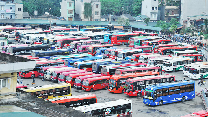 Các doanh nghiệp vận tải gặp nhiều khó khăn khi giá nhiên liệu tăng cao. Ảnh: NAM ANH
