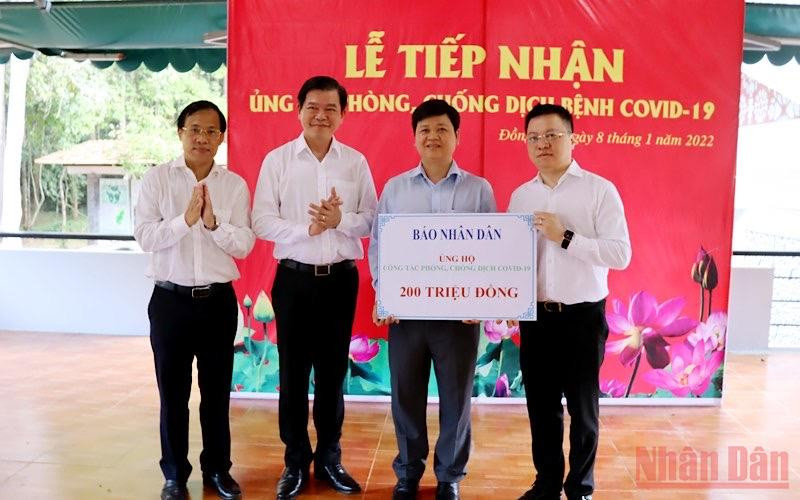 Thay mặt Báo Nhân Dân, đồng chí Lê Quốc Minh đã trao tặng số tiền 200 triệu đồng hỗ trợ tỉnh Đồng Nai thực hiện công tác phòng, chống dịch Covid-19. Đây là tấm lòng của các phóng viên, biên tập biên Báo Nhân Dân, mong muốn góp phần nhỏ vào công tác phòng, chống dịch Covid-19 của tỉnh. 