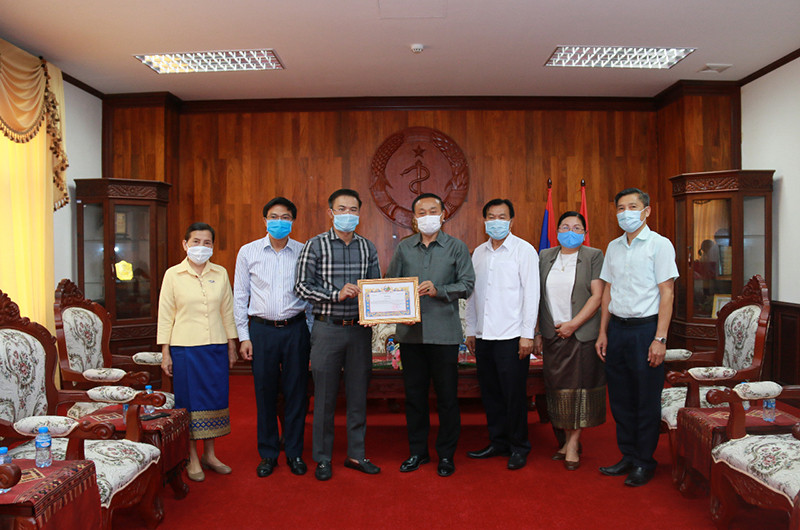Bộ trưởng Y tế Lào Bounfeng Phoummalaysith (giữa) và ông Nguyễn Đức Vũ, Tổng Giám đốc LaoVietBank tại lễ đón nhận quyên góp.