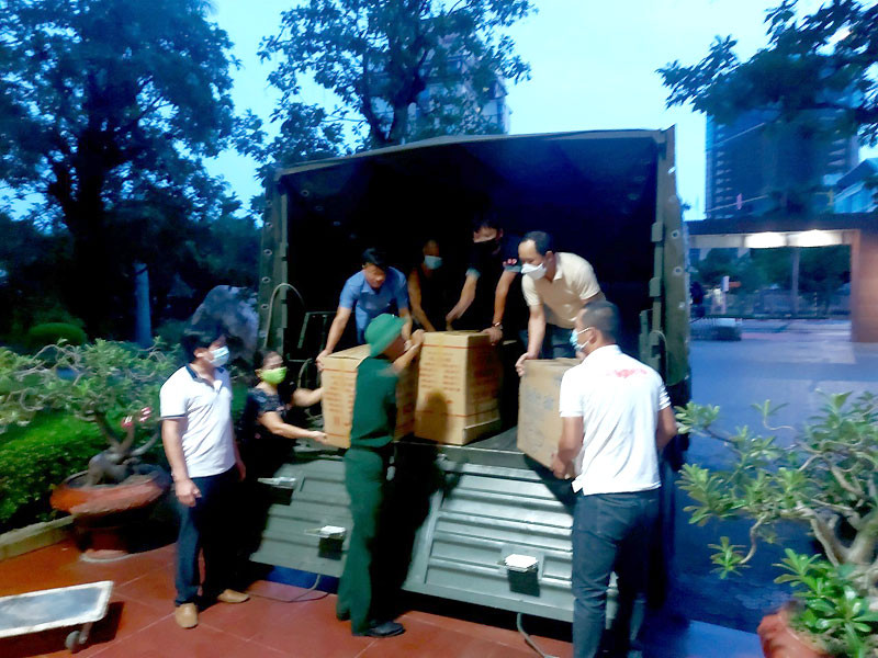 Cán bộ, phóng viên Báo Nghệ An bốc hàng lên xe hỗ trợ người dân 2 bản La Ngan, Lưu Tiến.