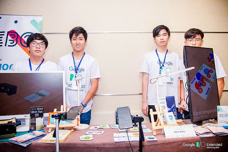 Võ Nguyễn Đình Trí (thứ hai từ trái sang) cùng các đồng tác giả của REBO. (Ảnh do nhân vật cung cấp)