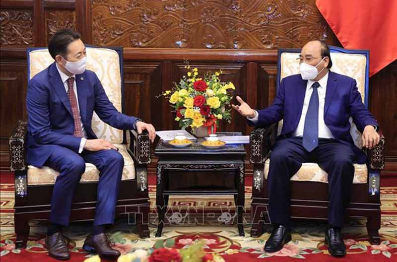 Chủ tịch nước Nguyễn Xuân Phúc tiếp Đại sứ Kairat Sarybay, Giám đốc Điều hành Ban Thư ký CICA. (Ảnh: TTXVN)