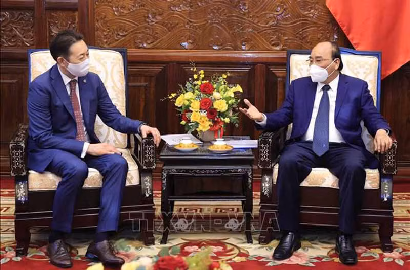 Chủ tịch nước Nguyễn Xuân Phúc tiếp Đại sứ Kairat Sarybay, Giám đốc Điều hành Ban Thư ký CICA. (Ảnh: TTXVN)