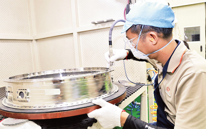 Sản xuất linh kiện động cơ máy bay tại Nhà máy Hanwha Aero Engines (FDI Hàn Quốc) ở Khu Công nghệ cao Hòa Lạc. Ảnh: MINH HÀ