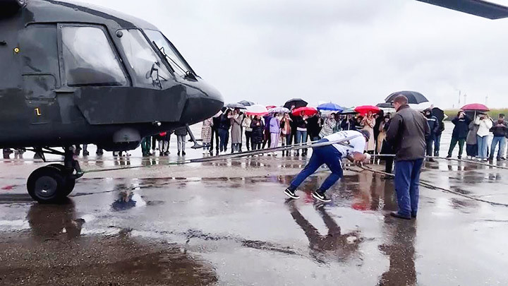 Kéo ba chiếc trực thăng cùng lúc