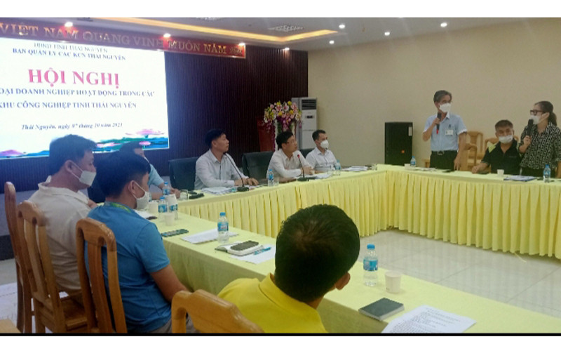Trong quá trình đối thoại, lãnh đạo Ban quản lý các KCN Thái Nguyên giải quyết ngay những kiến nghị của doanh nghiệp thuộc thẩm quyền.