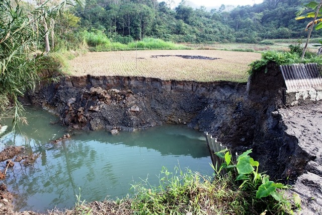 Một hố sụt cỡ lớn xuất hiện tại thôn Bản Tàn, thị trấn Bằng Lũng, huyện Chợ Đồn.