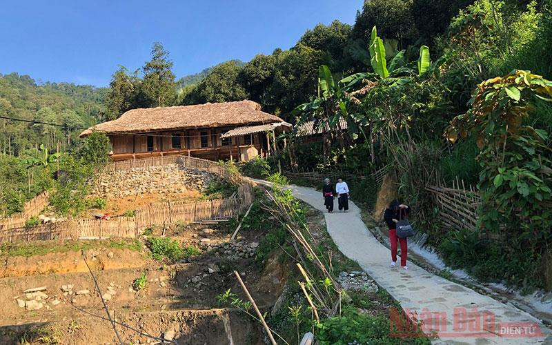 Ngôi nhà sàn của vợ chồng Nâng - Cân.