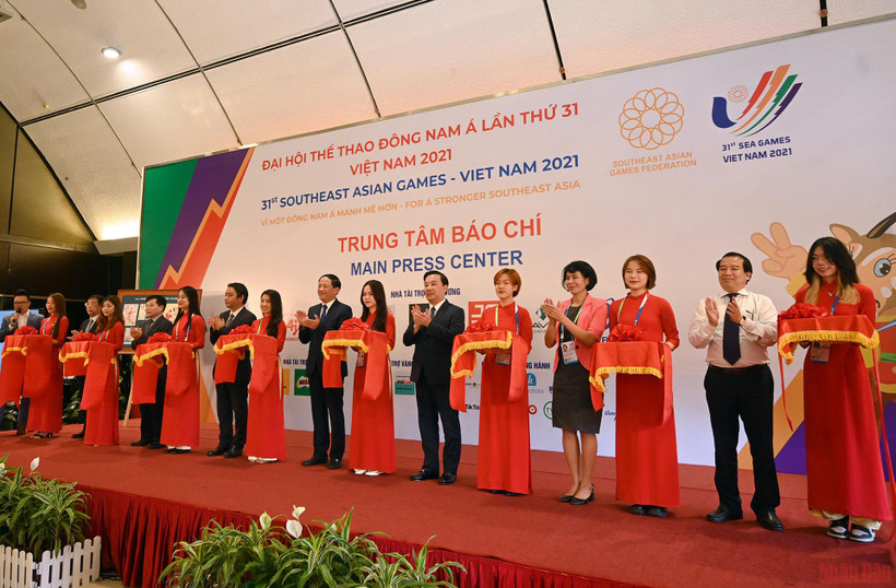 Các đại biểu thực hiện nghi thức khai trương Trung tâm báo chí SEA Games 31.