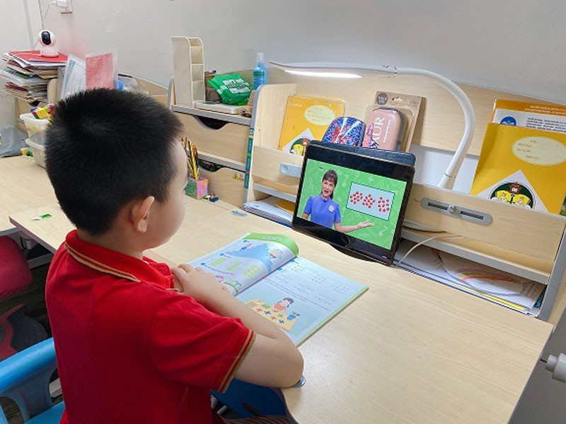 Học sinh tiểu học trong giờ học trực tuyến tại nhà.