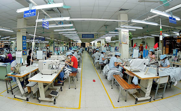 Sản xuất hàng may mặc xuất khẩu tại Tổng công ty May 10.