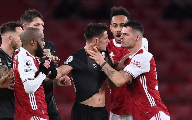 Hành động lỗ mãng của Granit Xhaka khắc họa sự hỗn loạn của Arsenal. (Ảnh: Getty Images)